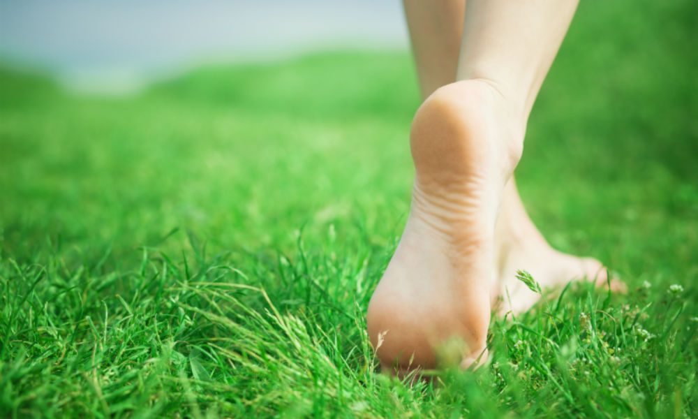 La science suggère que marcher pieds nus sur l