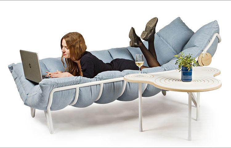 Cette chaise longue est comme un berceau pour les adultes 4 inchworm sofa 100916 01