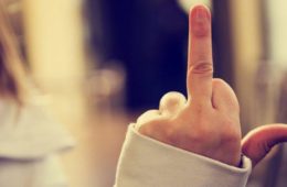 Les femmes fortes preferent etre seule plutot que la compagnie dun imbecile 725x375