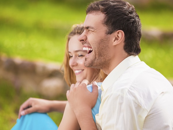 pareja riendo